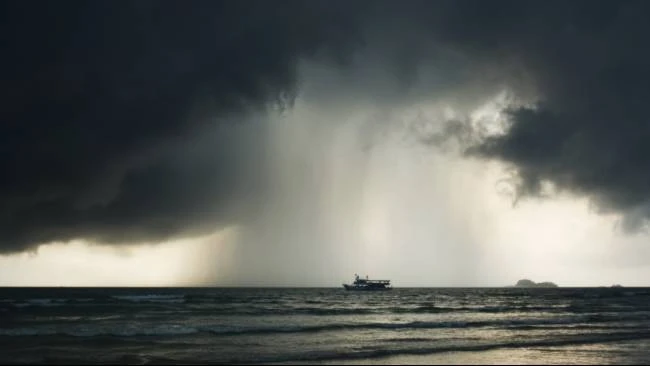 Letak Astronomis Indonesia 6°LU-11°LS: Dampak Siklon Bakung & Cuaca Ekstrem 2025