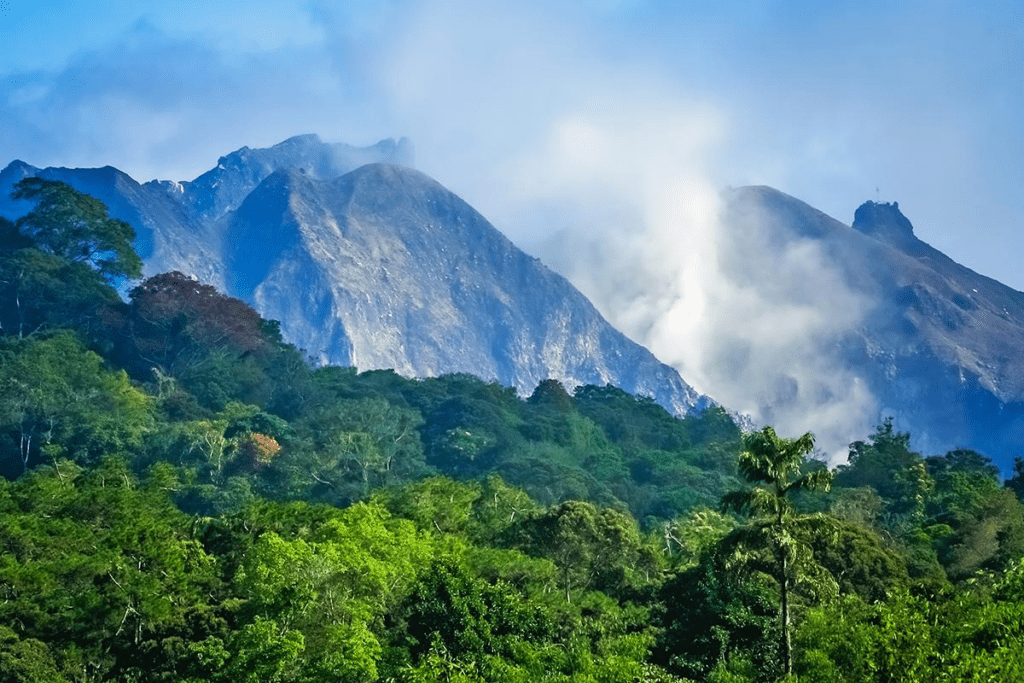 7 Pegunungan Paling Ikonik di Nusantara yang Wajib Kamu Tahu