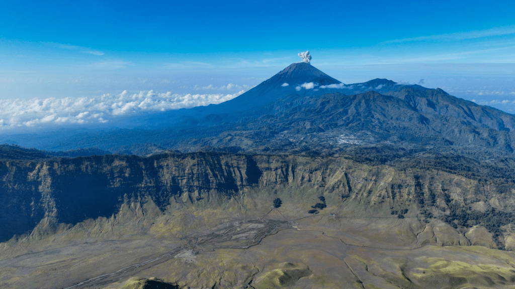 7 Pegunungan Paling Ikonik di Nusantara yang Wajib Kamu Tahu