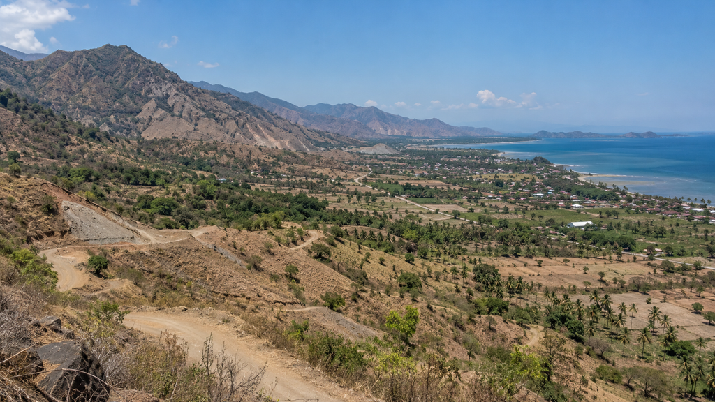 Lanskap geografis Lampung yang menunjukkan perpaduan antara pesisir pantai dan jajaran Pegunungan Bukit Barisan yang memengaruhi iklim lokal.